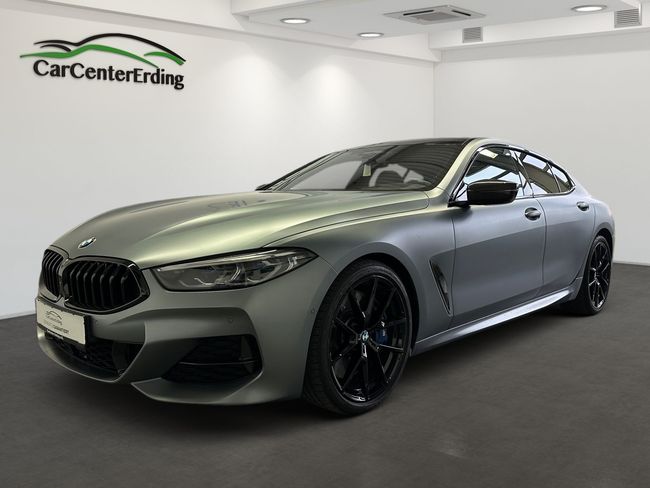 Ein BMW der 8er-Reihe steht in einem digitalen Ausstellungsraum.