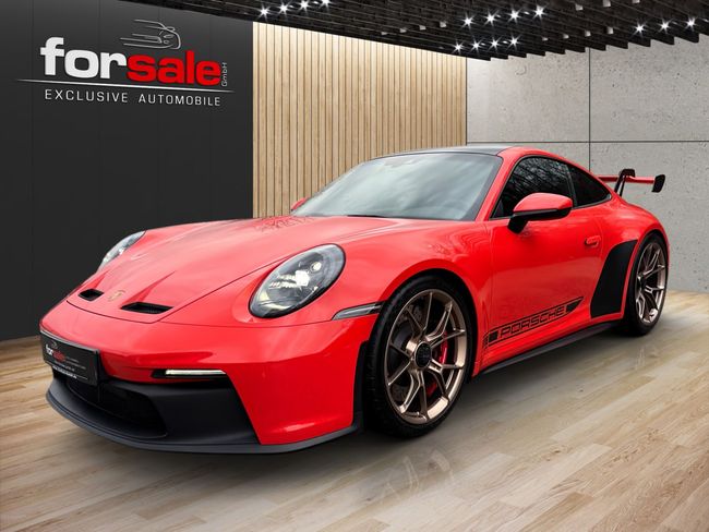In einem digitalen Ausstellungsraum steht ein roter Porsche 911 GT3 RS zum Verkauf.