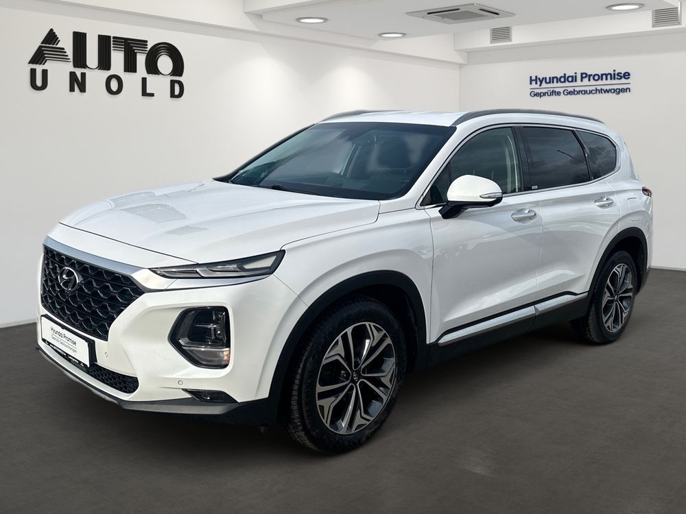 Ein weißer SUV parkt auf dem Parkplatz eines Autohauses; an der dahinterliegenden Wand prangt das Auto-Uno-Logo.