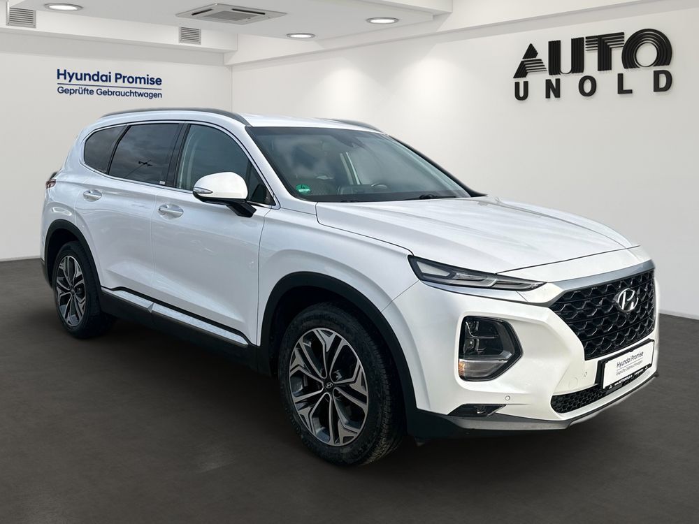 Weißer Hyundai SUV in einem Ausstellungsraum mit AUTO UNOLD-Logo an der Wand