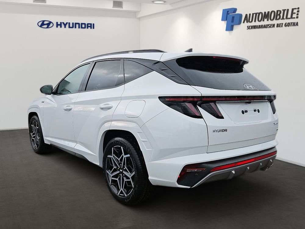 Weißer Hyundai SUV im Ausstellungsraum, Dreiviertel-Heckansicht