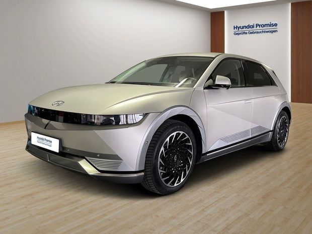 Ein Fahrzeug von Hyundai ist in einem digitalen Ausstellungsraum platziert - der Aussstellungsraum ist speziell für Hyundai Promise Händler adaptiert.
