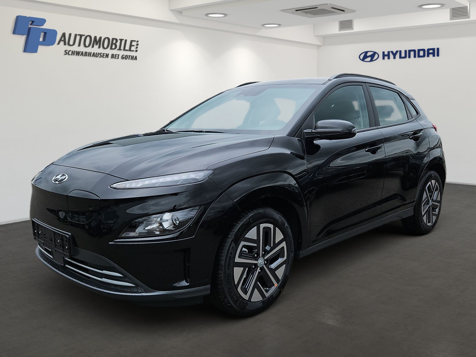 Schwarzer elektrischer Hyundai-SUV im Ausstellungsraum, Ansicht von vorn links
