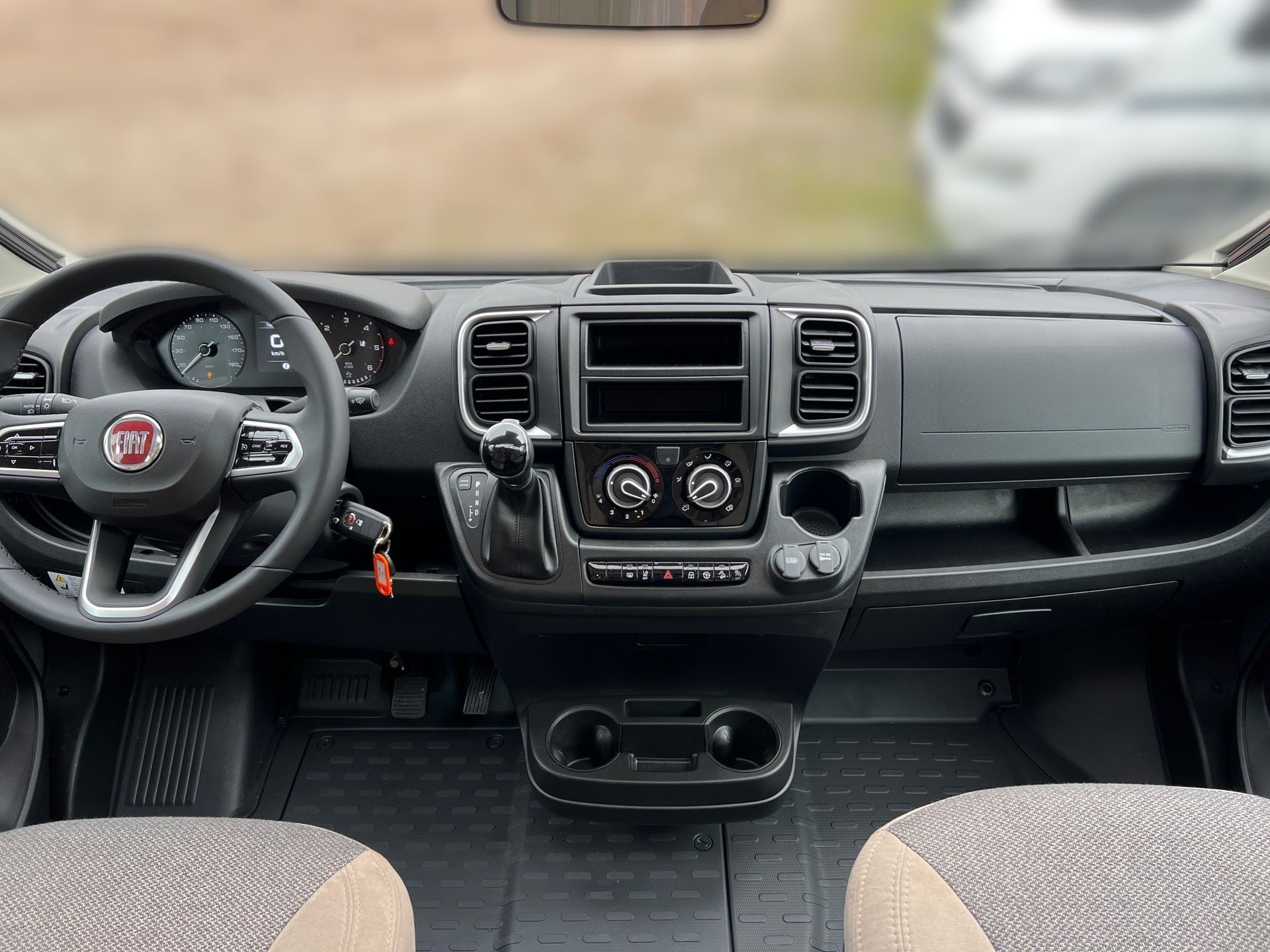 Interiér dodávky Fiat s palubnou doskou, volantom a prednými sedadlami.