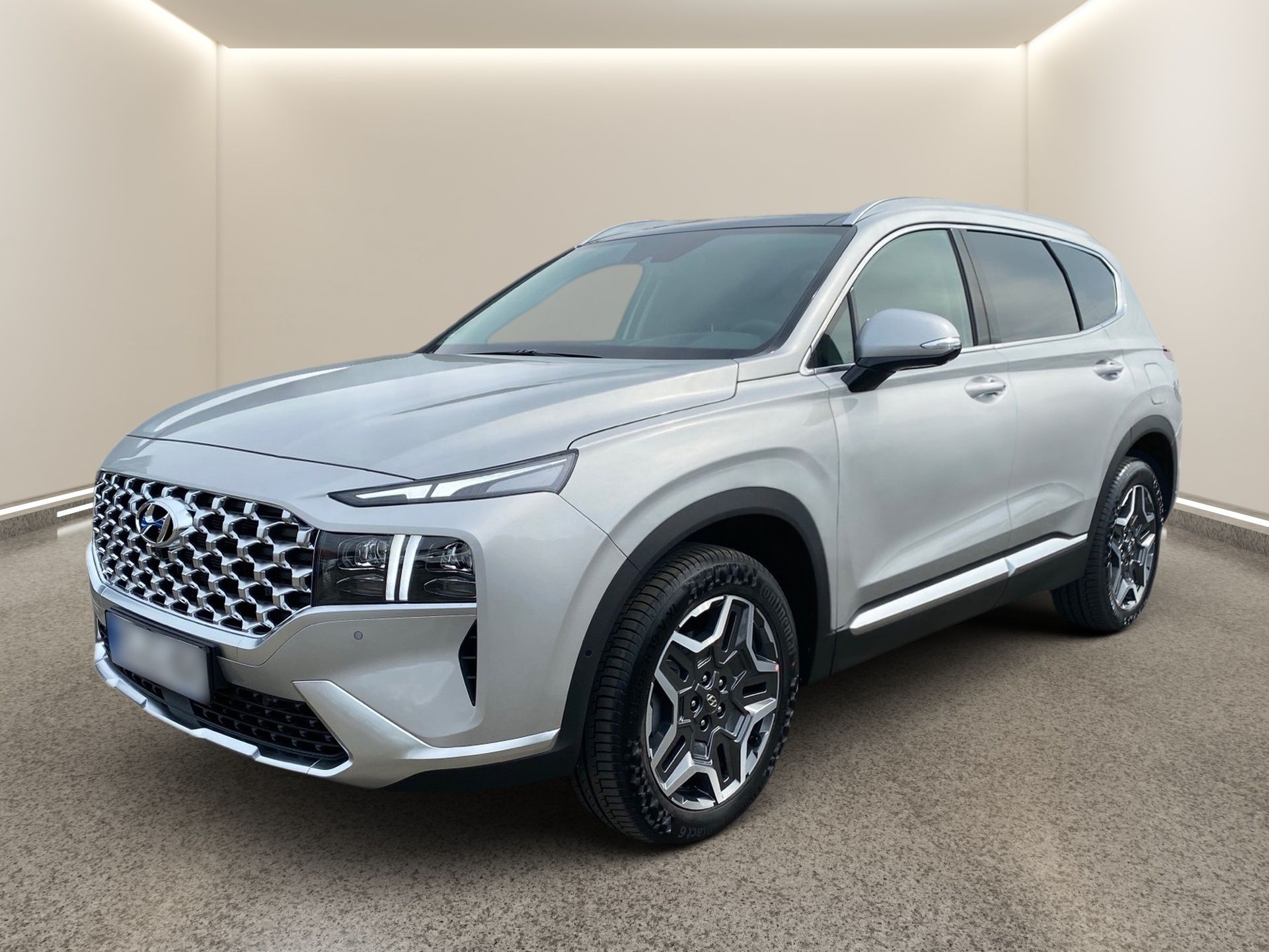 Strieborné SUV zaparkované v showroome s jasne bielymi stenami a reflexnou podlahou.