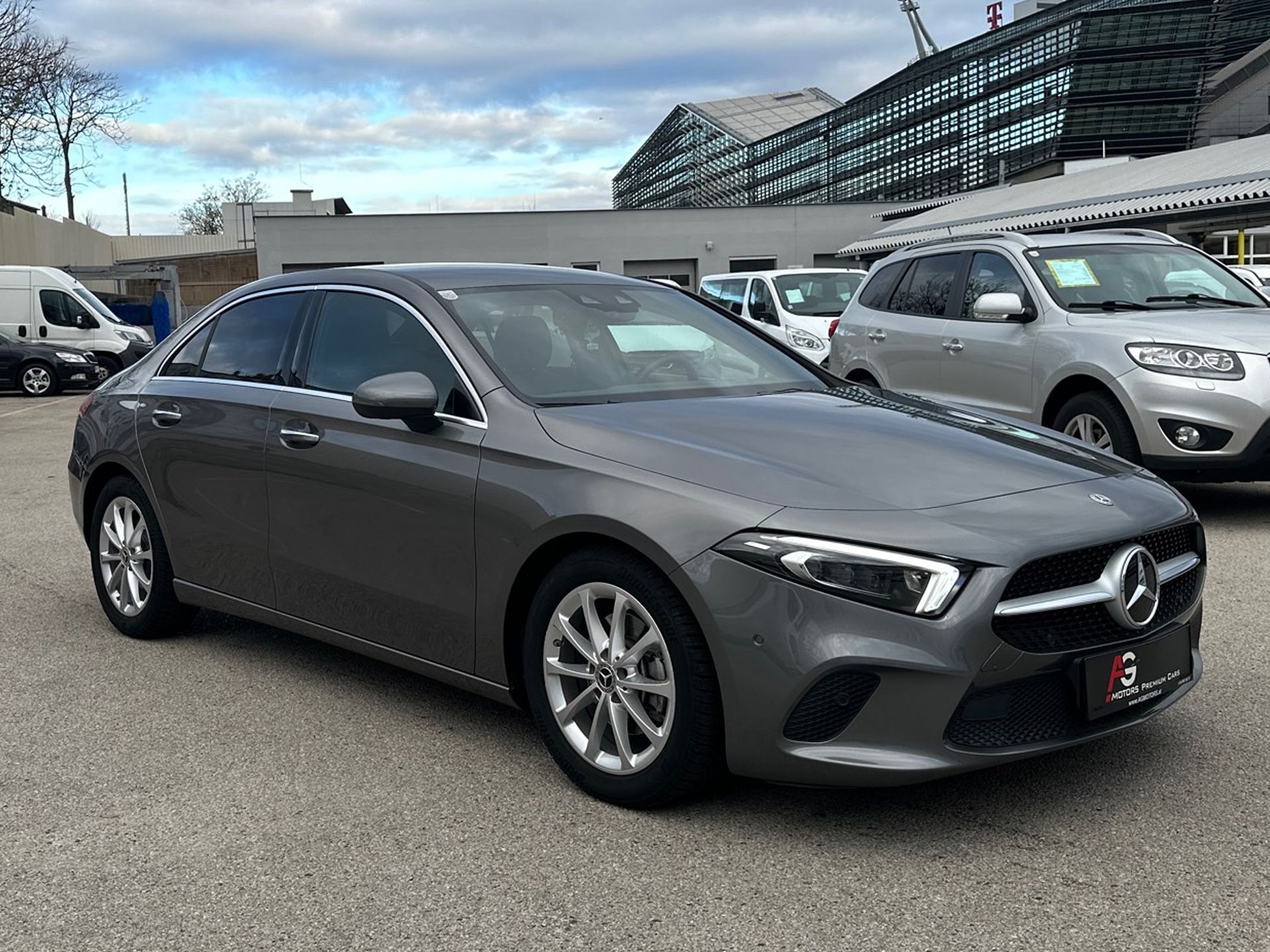 Ein Mercedes-Benz A-Klasse steht auf einem Parkplatz.