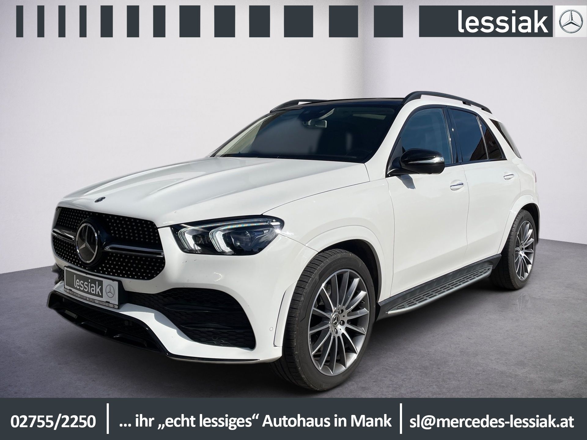 Biele SUV Mercedes-Benz na pozadí v štýle štúdia s textom značky a ceny predajcu