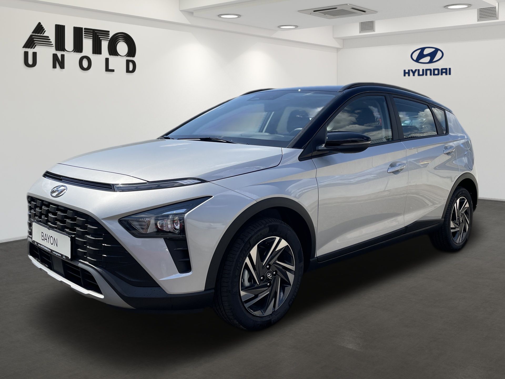 Strieborné SUV Hyundai v showroome v štýle štúdia s logom Auto Unold