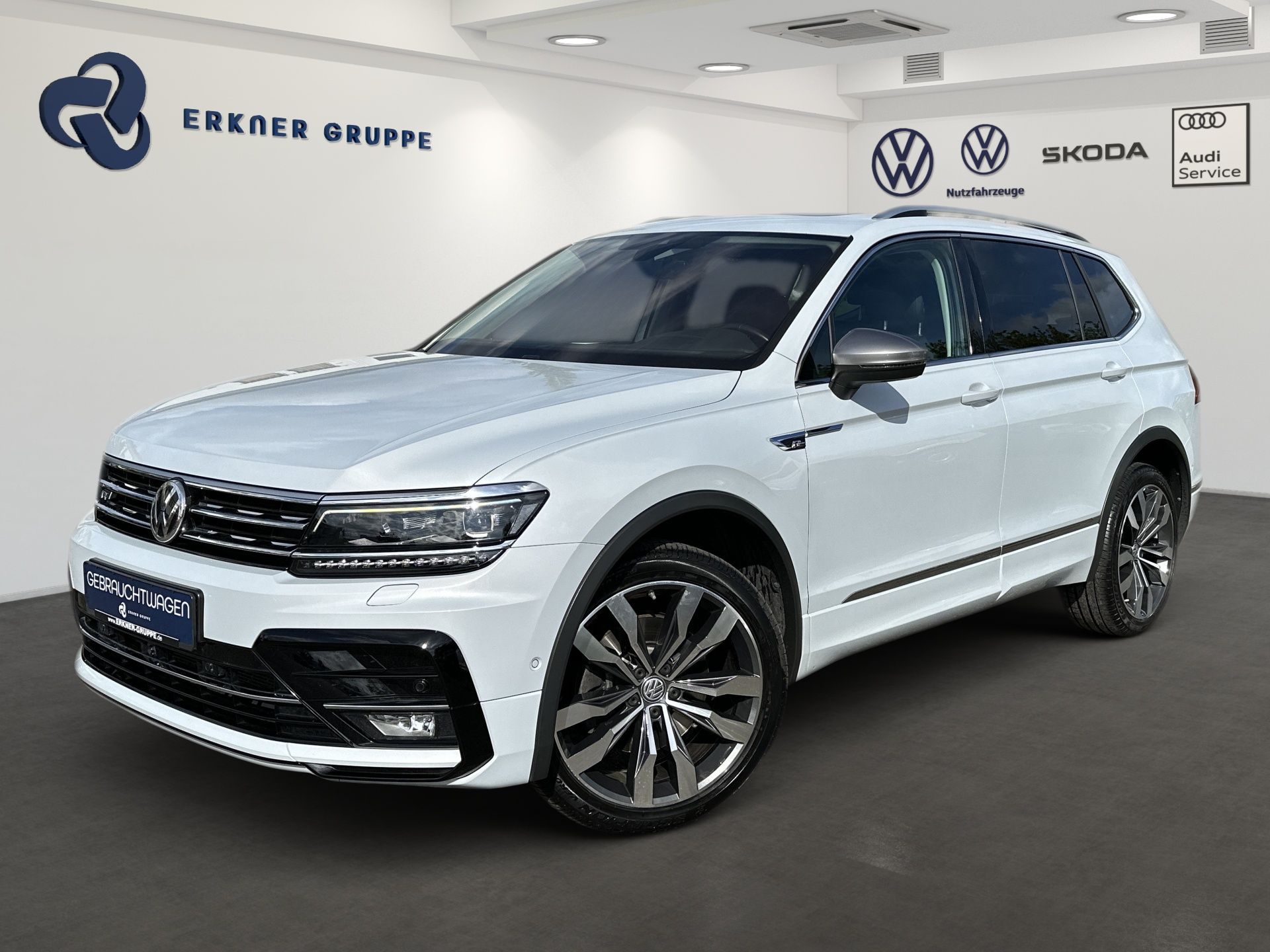 Biele SUV Volkswagen vystavené v showroome, pohľad spredu pod uhlom