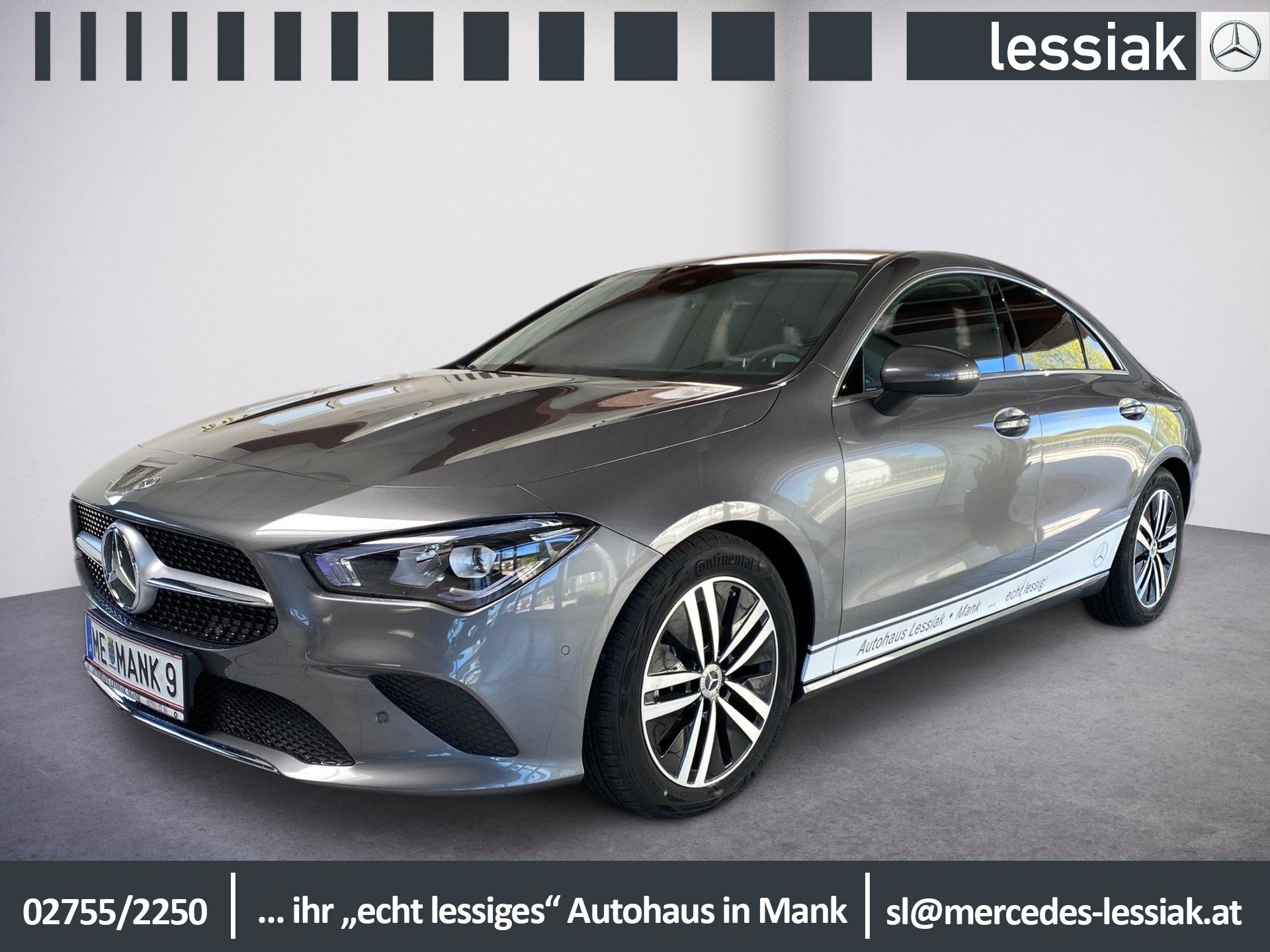 Sivý sedan Mercedes v showroome štúdia, pohľad zľava spredu