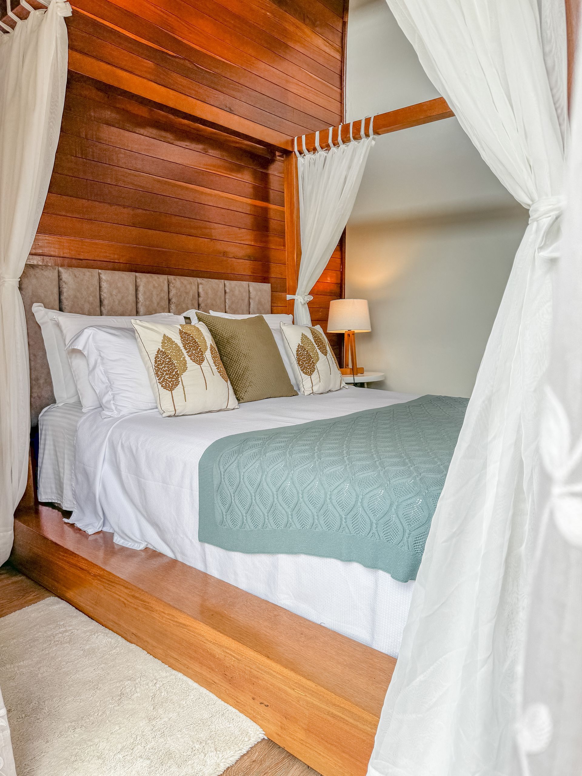 Uma sala de estar com um sofá e uma cama.