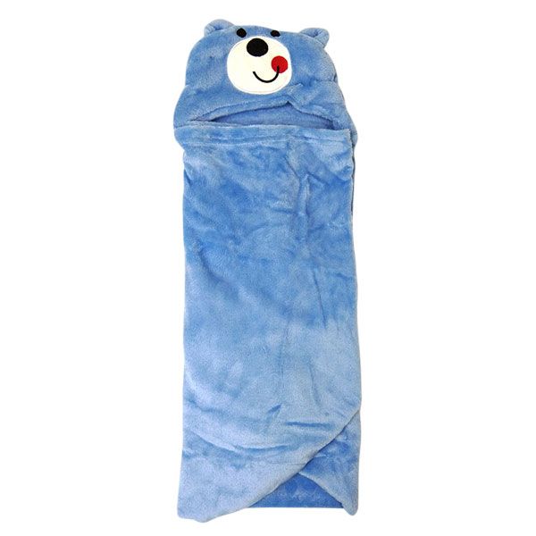 Op een houten tafel ligt een blauwe deken met een berengezicht erop.