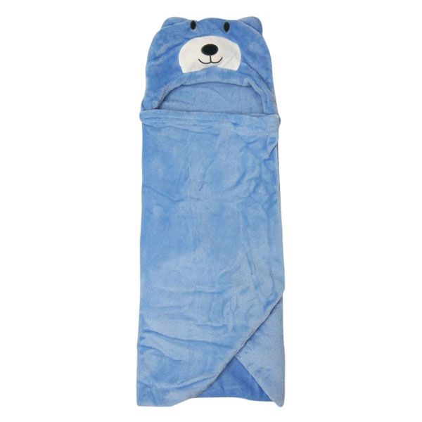 Op een houten tafel ligt een blauwe teddybeerdeken met een witte strik.