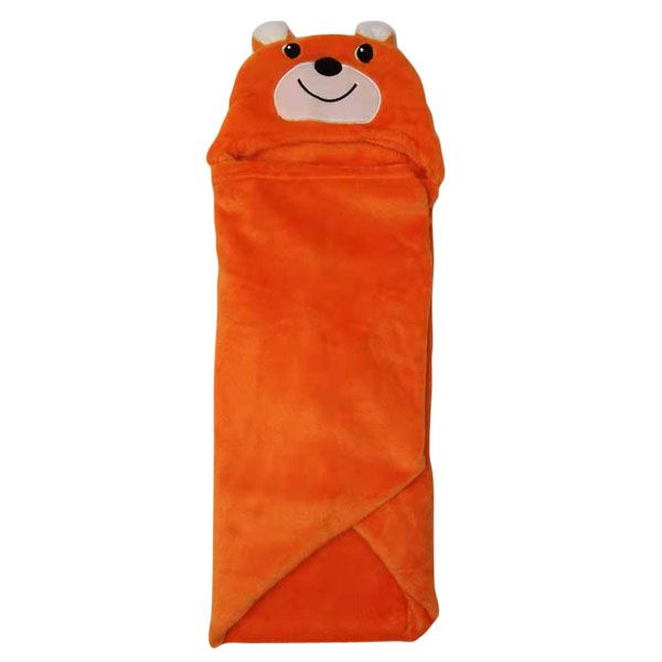 Een oranje deken met een teddybeergezicht erop