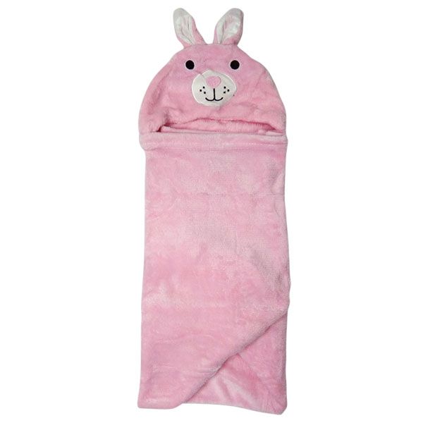 Op een houten tafel ligt een roze deken met een konijnengezichtje erop.