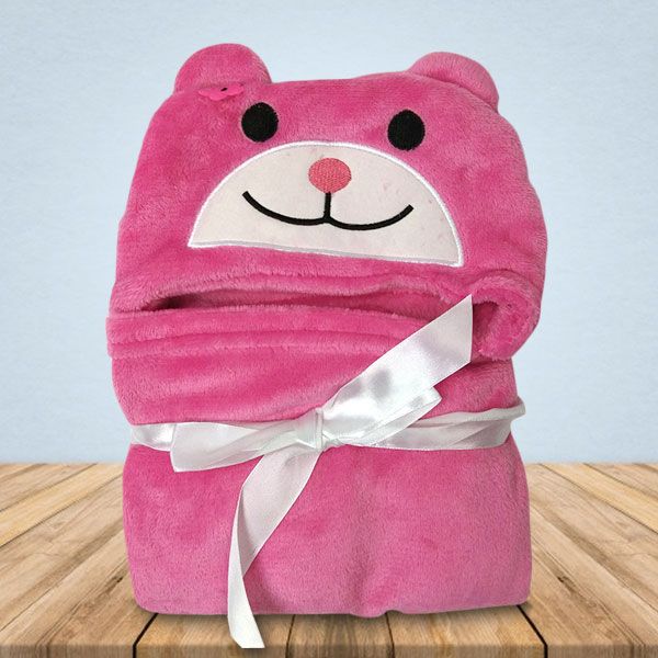 Een roze teddybeerdeken met een wit lint eromheen