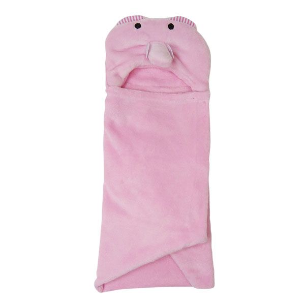 Een roze babydeken met capuchon en oortjes ligt op een houten tafel.