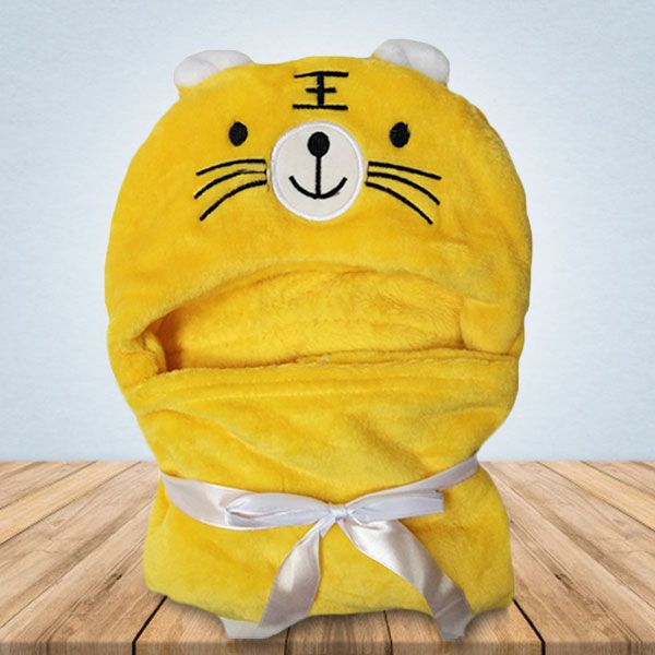 Een gele deken met een kattengezicht erop