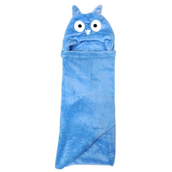 Een blauwe deken met een uil erop ligt op een houten tafel