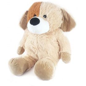 Een bruin-witte knuffelhond zit op een wit oppervlak.