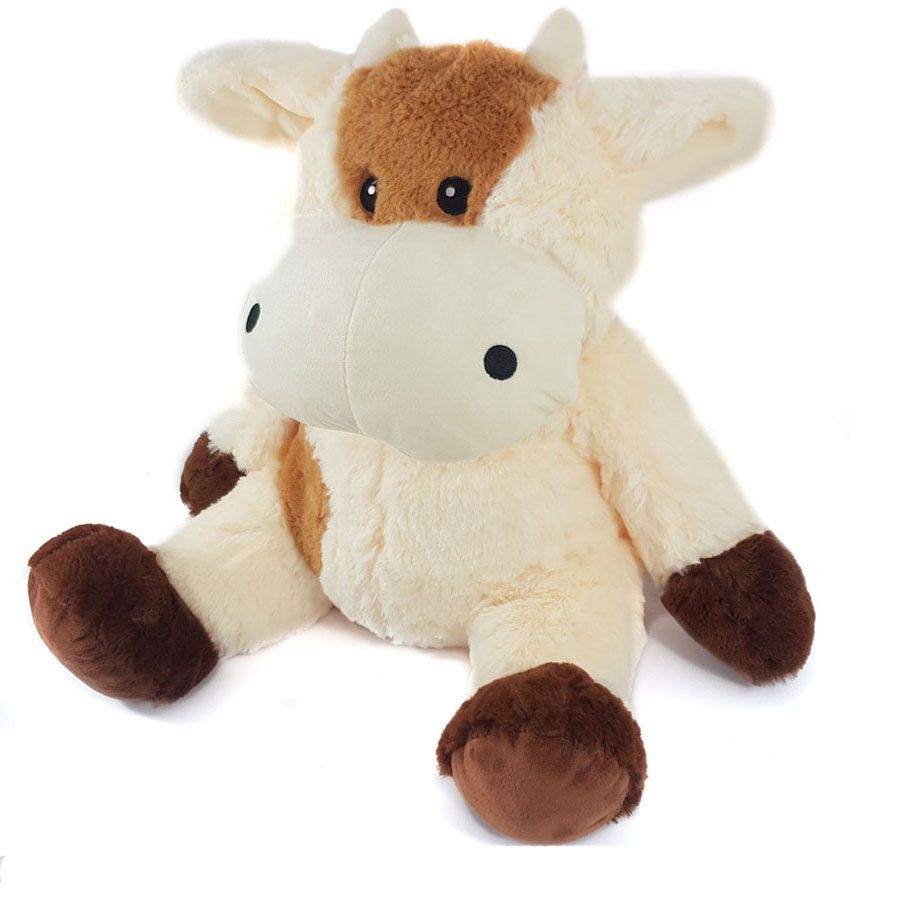 Een bruine en witte knuffelkoe zit op een wit oppervlak