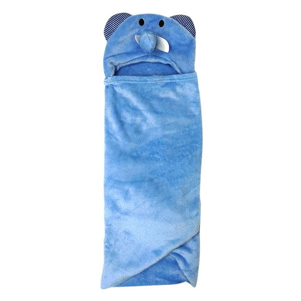 Op een houten tafel ligt een blauw babydekentje met een olifantenkapje.