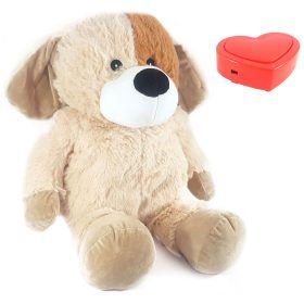 Een bruin-witte knuffelhond zit op een wit oppervlak.