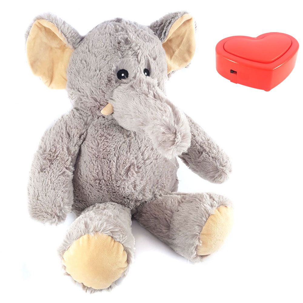 Een knuffelolifant zit op een wit oppervlak.