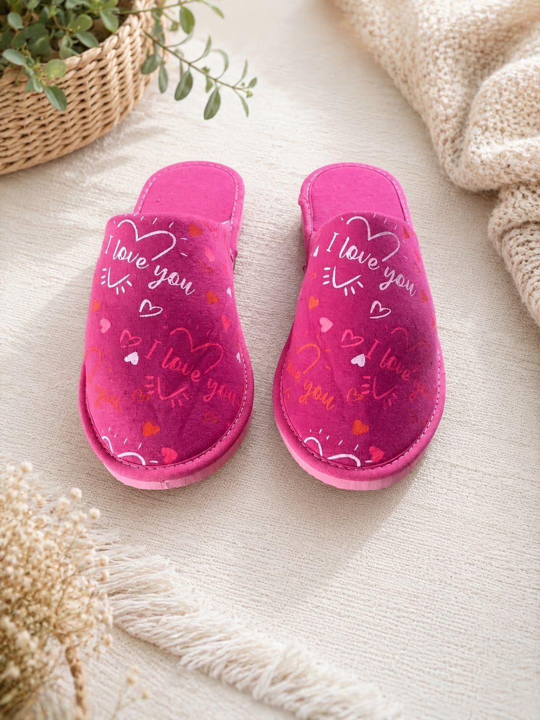 Pantuflas rosas de peluche con el texto