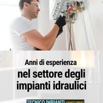 Tecnico con guanti neri lavora su impianti idraulici; testo: “Anni di esperienza nel settore degli impianti idraulici”