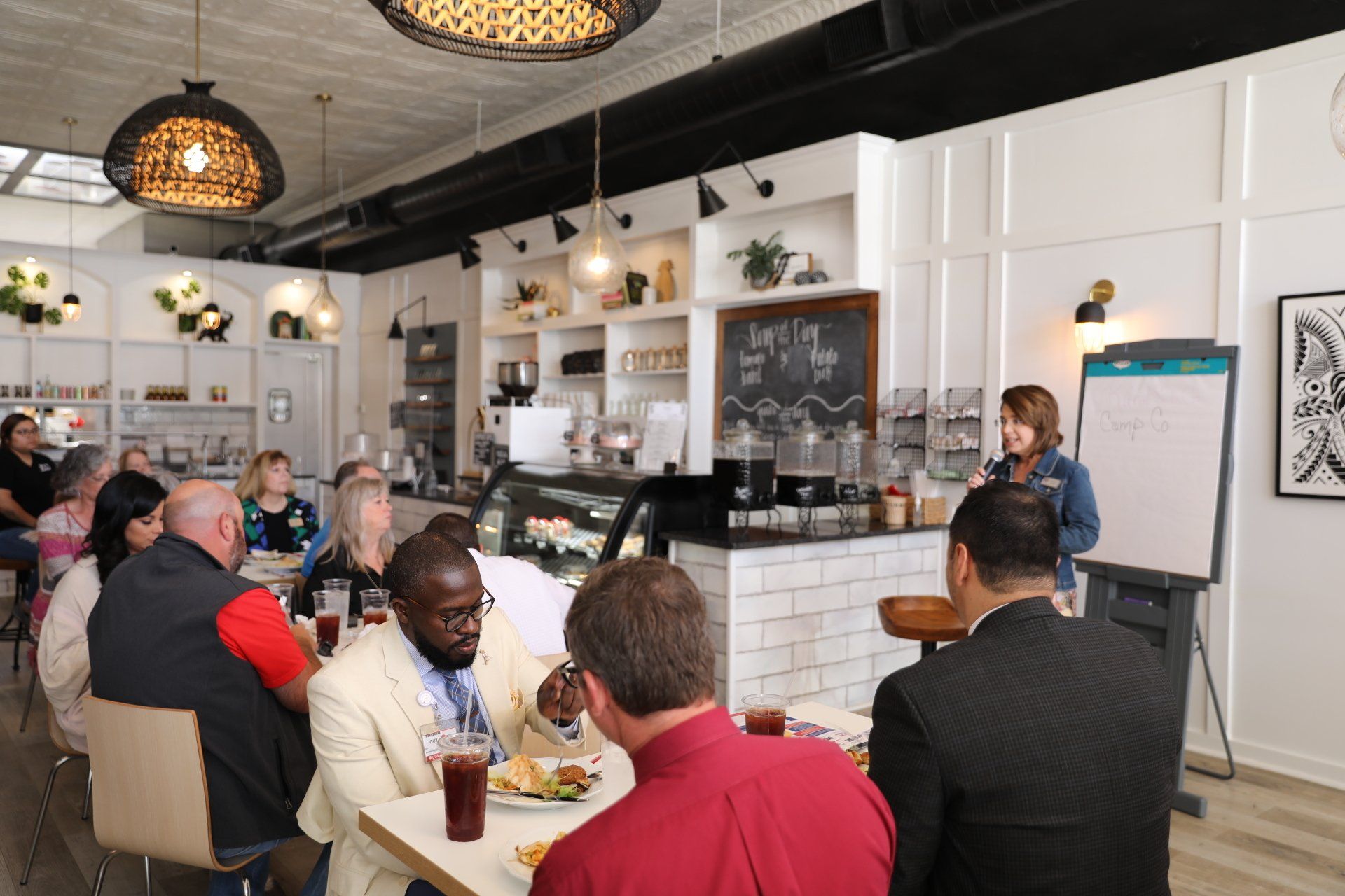 A group of people are sitting at tables in a restaurant.