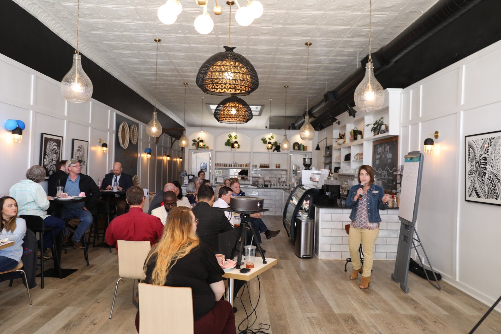 A group of people are sitting at tables in a restaurant.