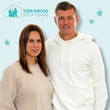 Ein Mann und eine Frau posieren zusammen für ein Foto.