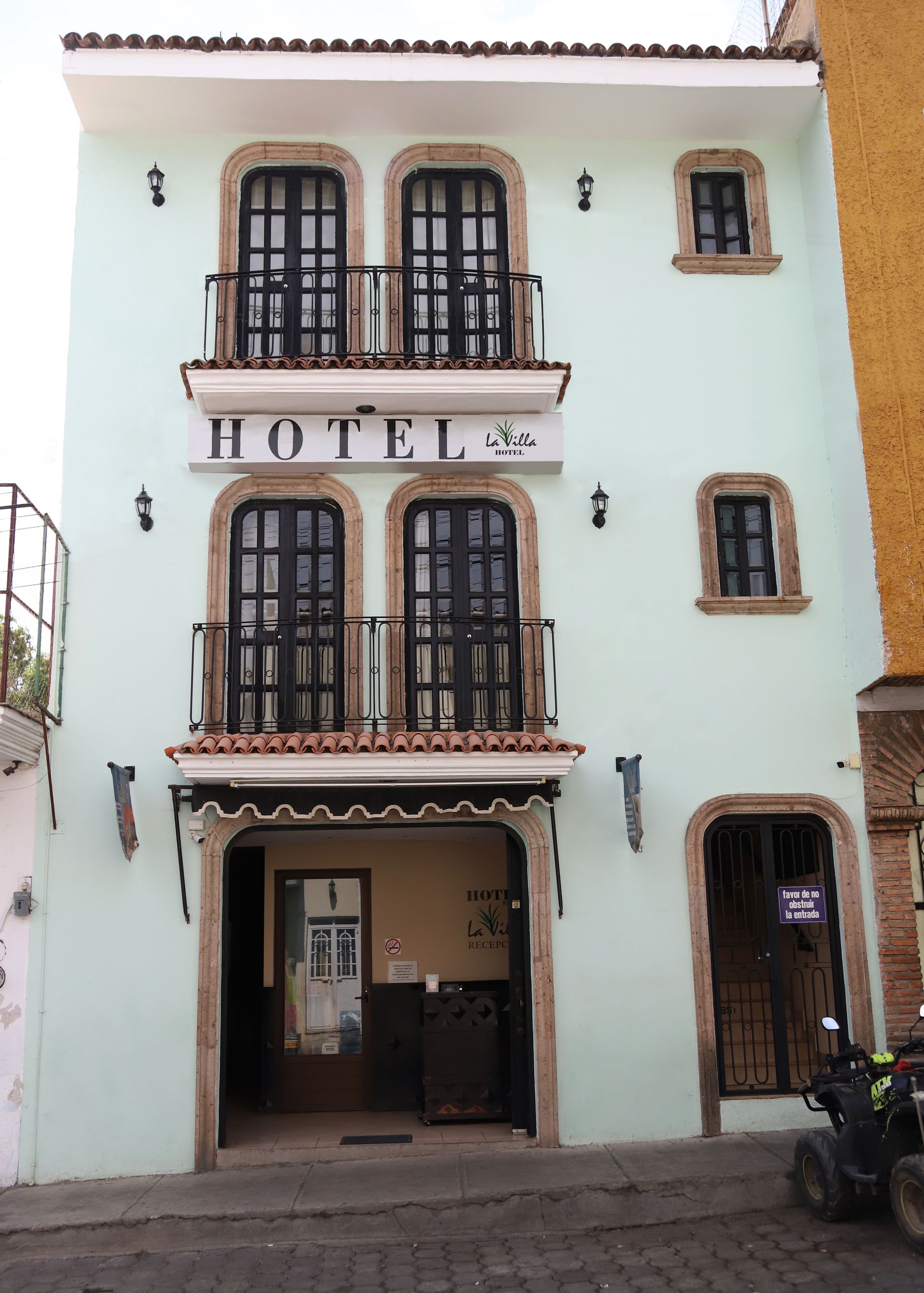 fachada de hotel bonito y comodo en el centro de tequila
