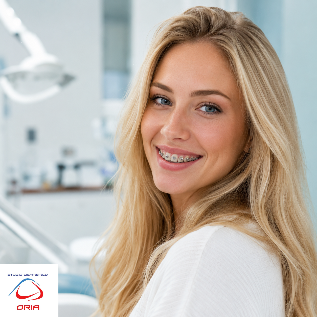 Ragazza sorridente con apparecchio ortodontico fisso durante una visita allo Studio Dentistico Oria 
