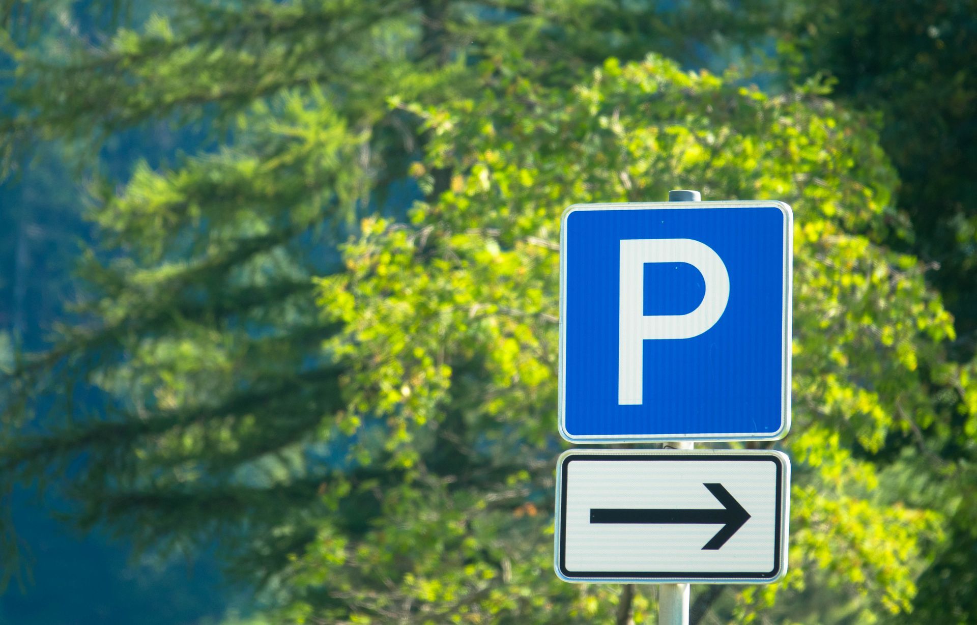 Cartello di parcheggio con una 