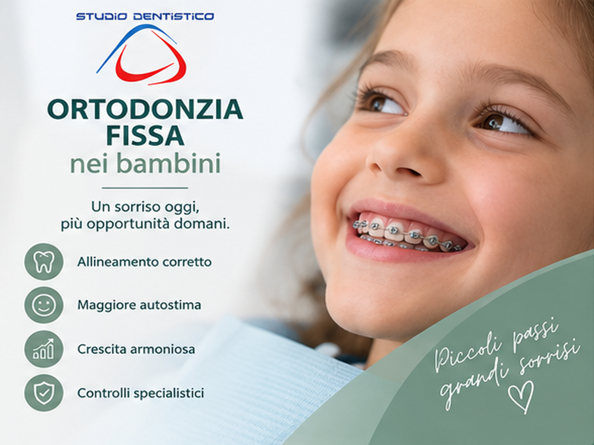 Bambina sorridente con apparecchio ortodontico fisso dallo Studio Dentistico Oria a Torino