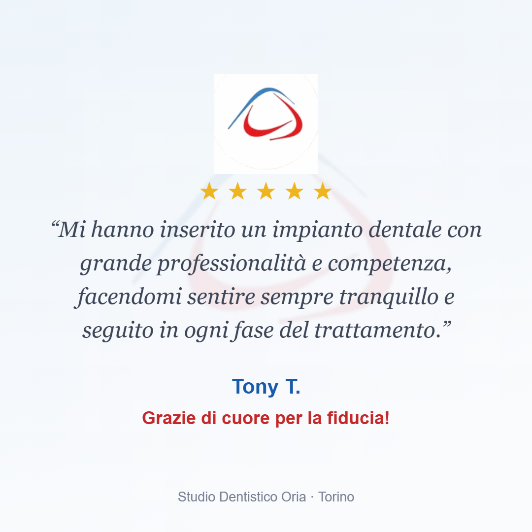 Grafica con la recensione a 5 stelle di Tony sull'impianto dentale eseguito allo Studio Dentistico Oria di Torino