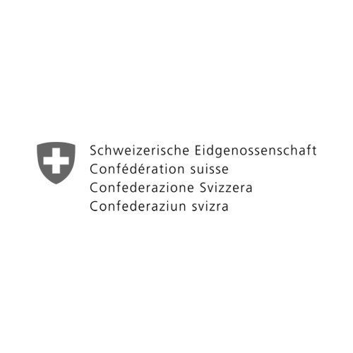 Logo und Name der Schweizerischen Eidgenossenschaft in vier Sprachen auf weißem Hintergrund