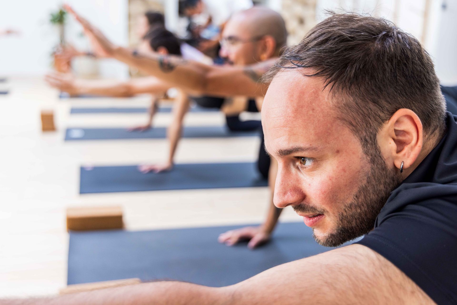 man practice yoga in brussels yoga space