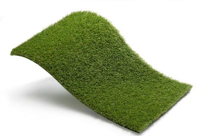 Groen kunstgrasmonster dat omhoog krult op een witte achtergrond.