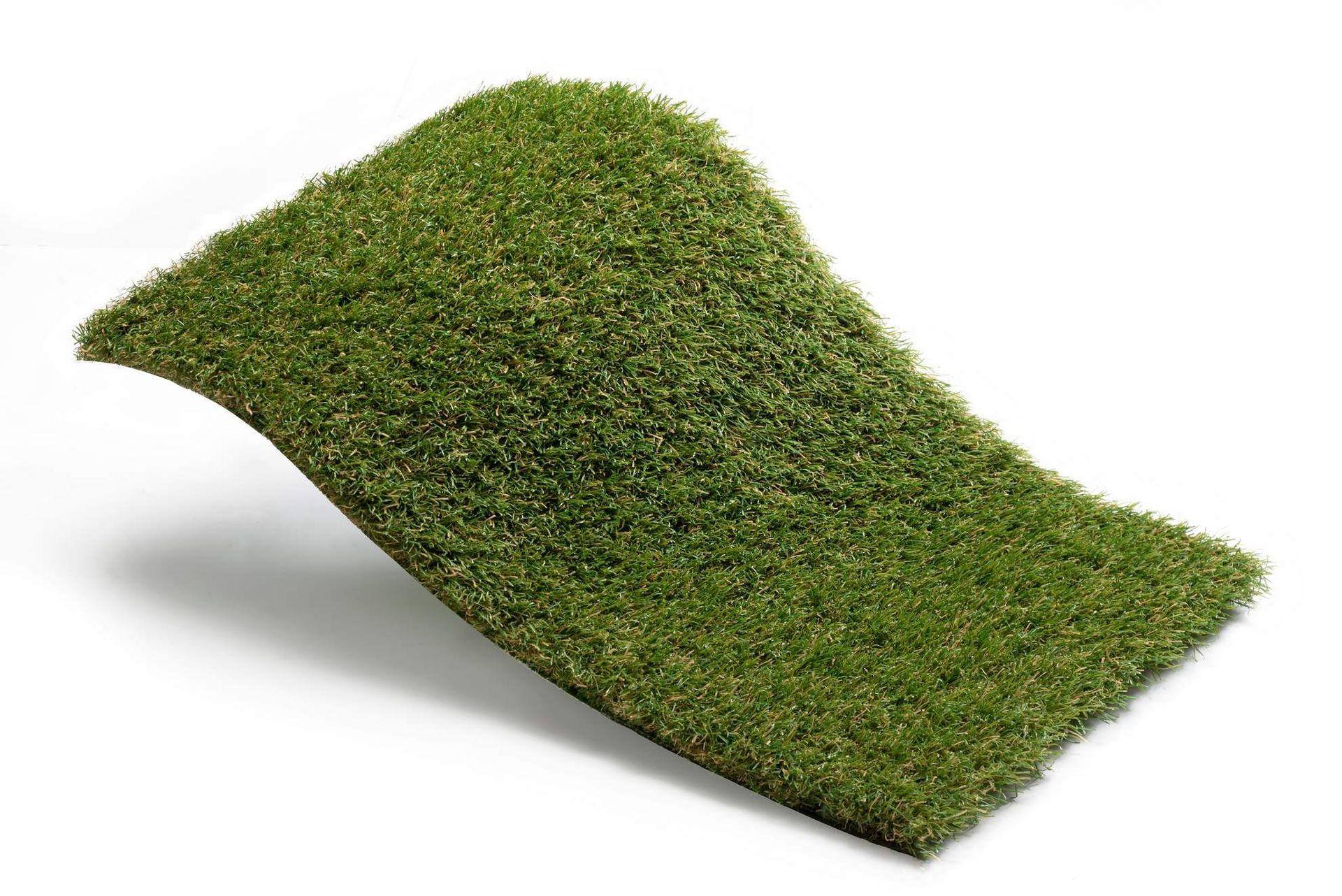 Een rechthoekig exemplaar van groen kunstgras, licht gebogen, tegen een witte achtergrond.
