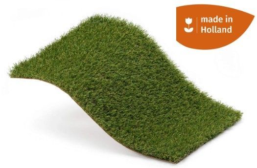 Groen kunstgrasmonster, licht gebogen, met "made in Holland" logo.