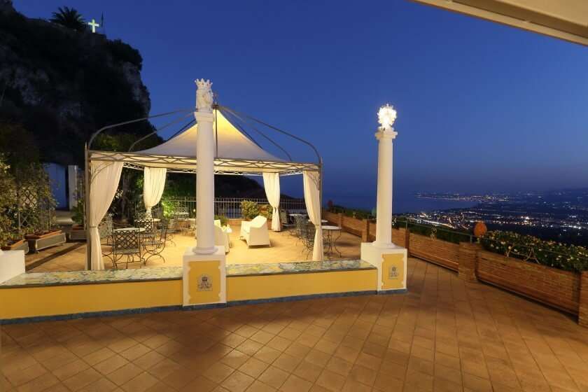 Ein Pavillon mit Blick auf die Stadt bei Nacht