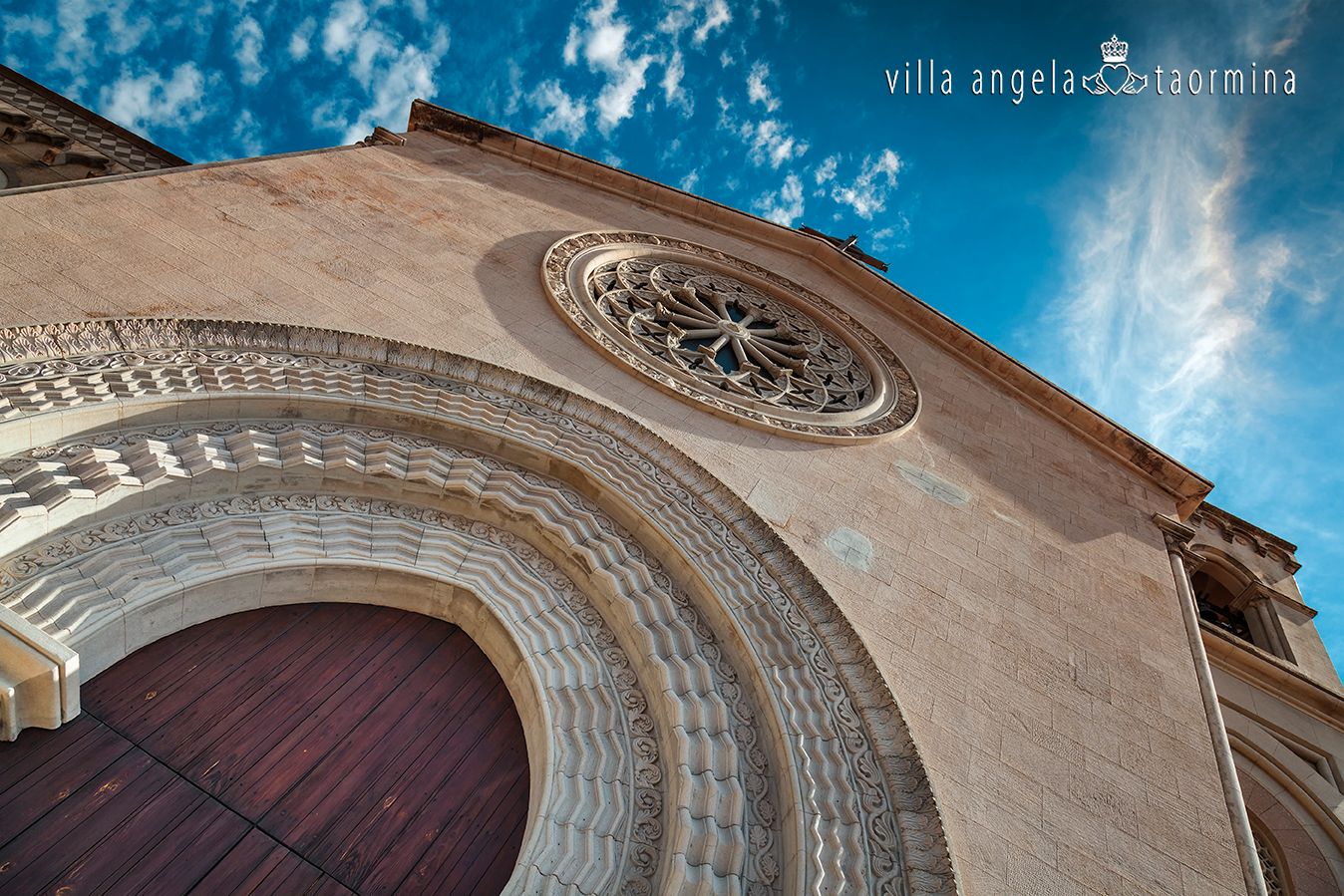 Blick nach oben auf ein Gebäude mit blauem Himmel im Hintergrund