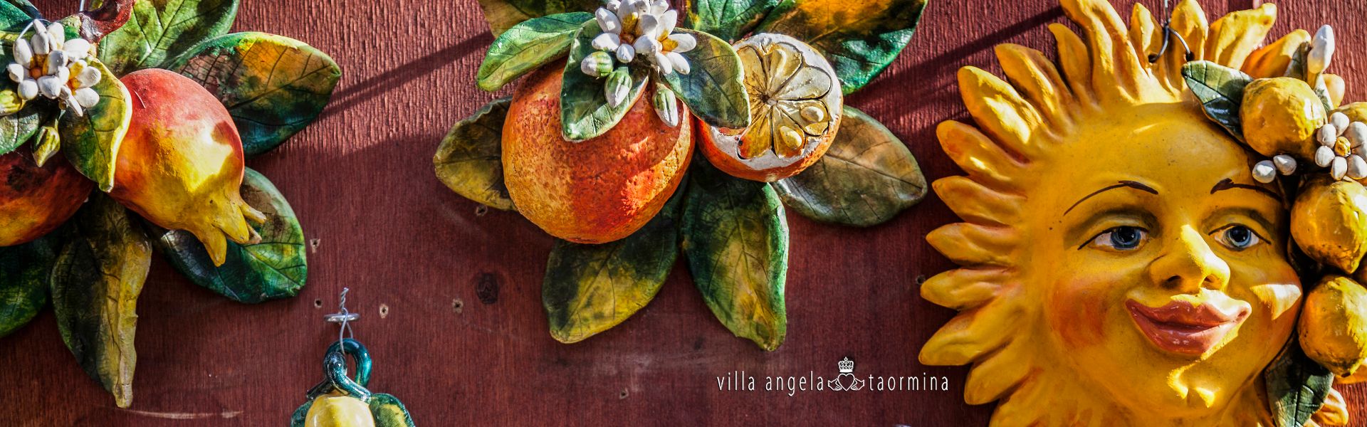 Eine Statue einer Sonne mit einem Gesicht und Blumen darauf.