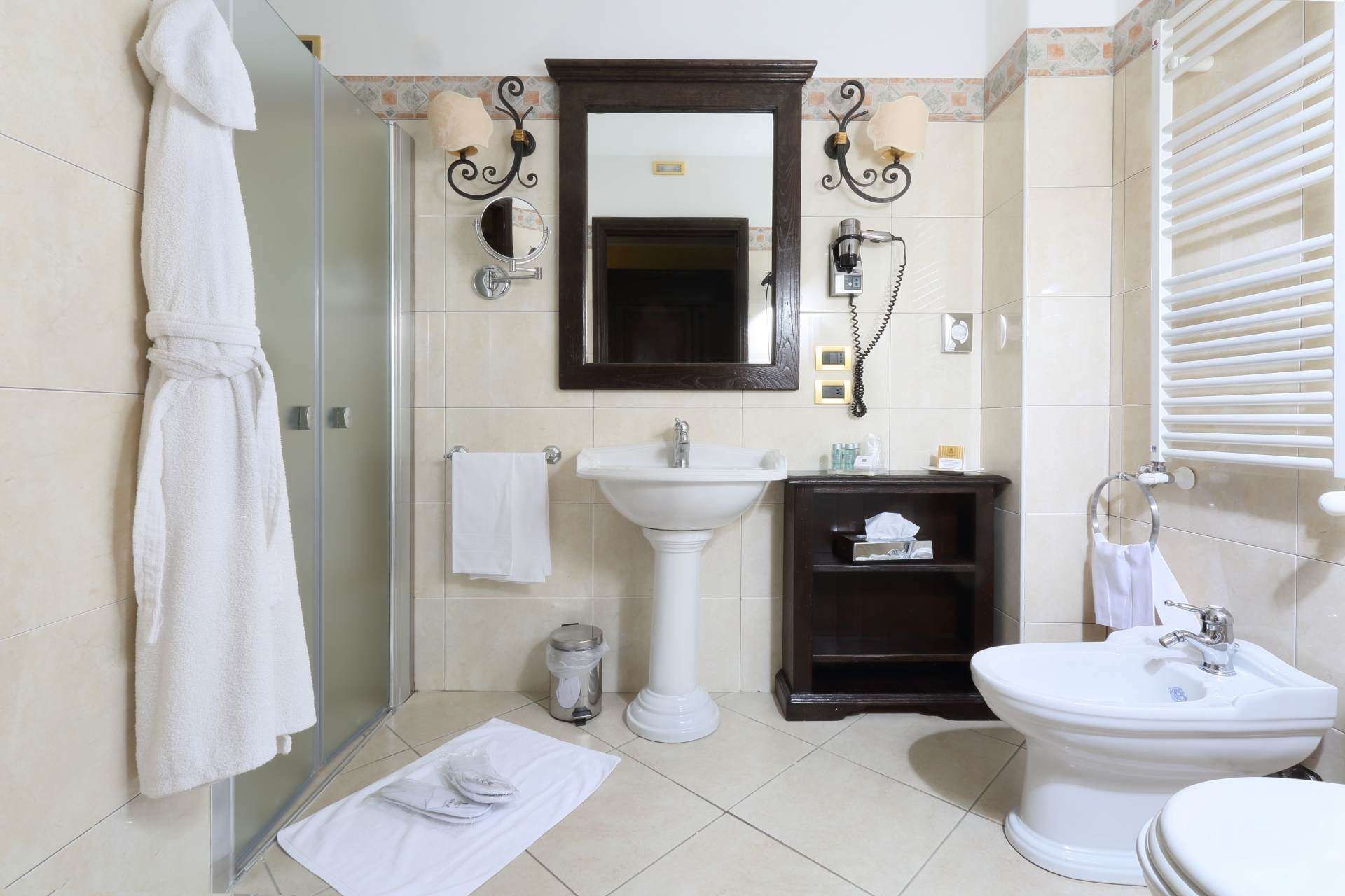 Ein Badezimmer mit Waschbecken, Toilette und Spiegel