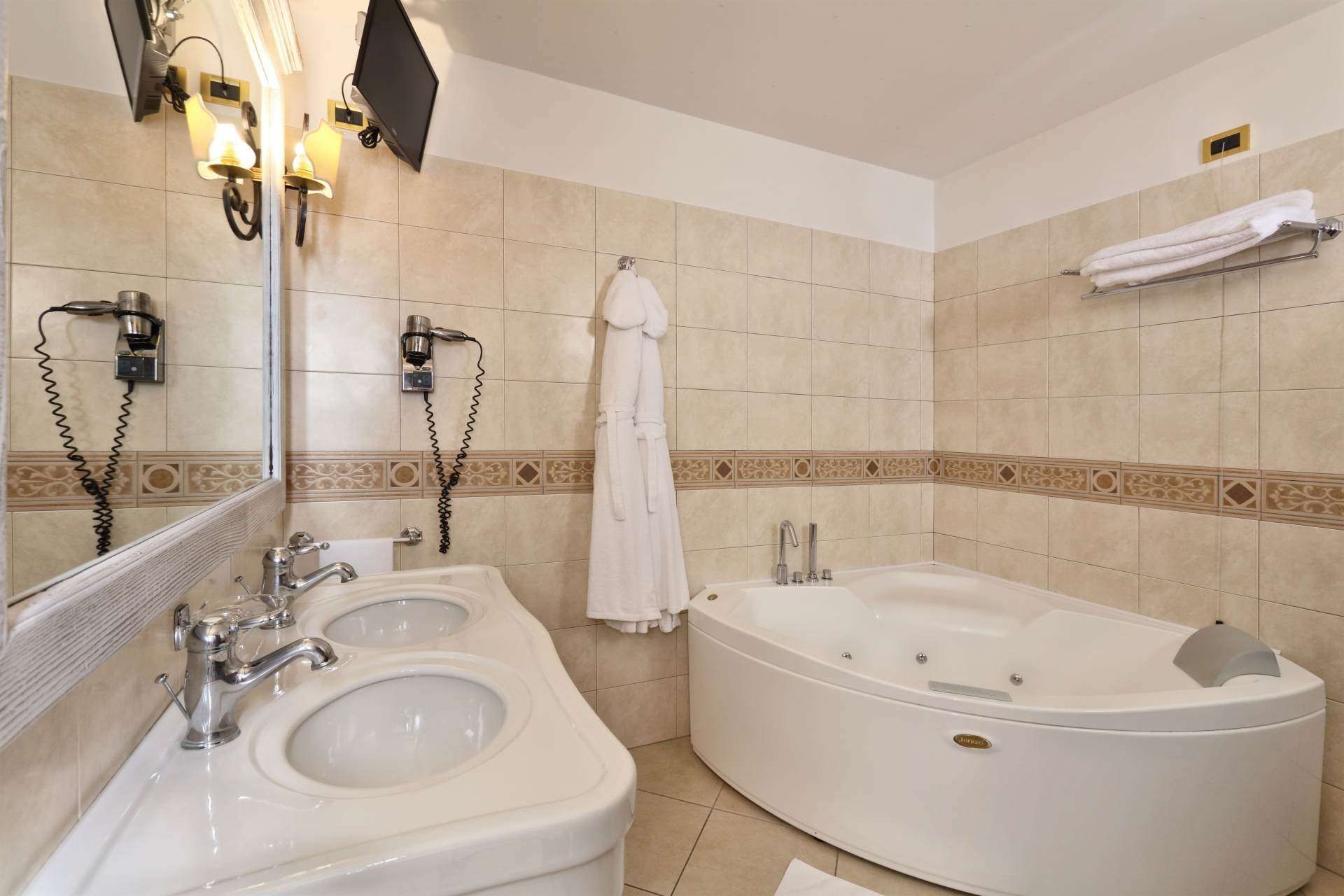 Ein Badezimmer mit zwei Waschbecken und einer Whirlpool-Badewanne.