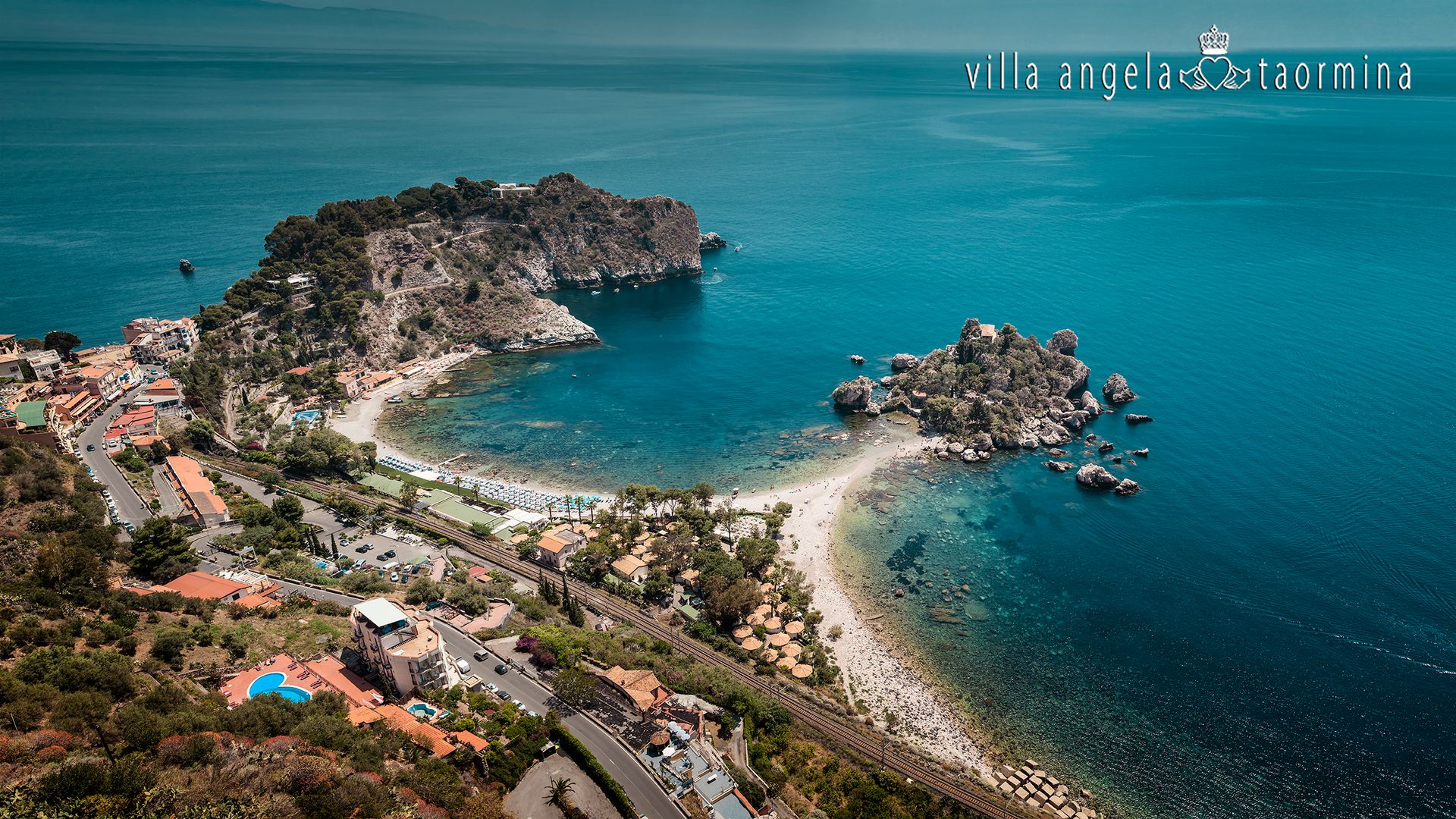 Eine Luftaufnahme einer kleinen Insel mitten im Ozean.