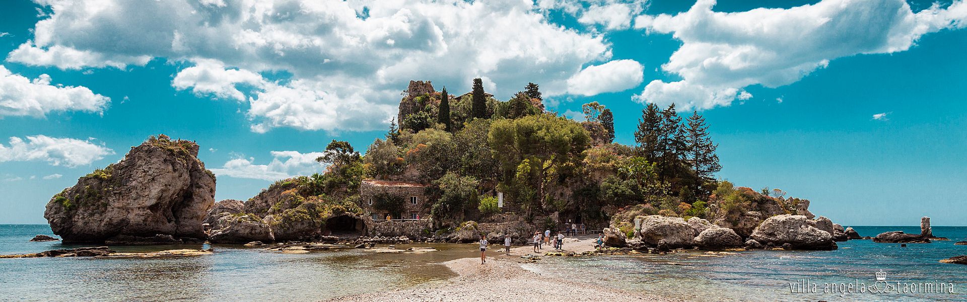 Mitten im Ozean liegt eine kleine Insel.